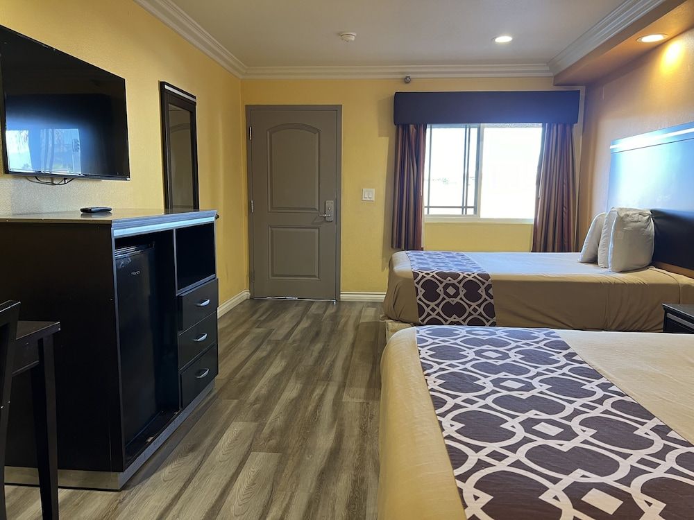 Industry Inn & Suites Standard Double Room, (Non-Smoking/Smoking) 11