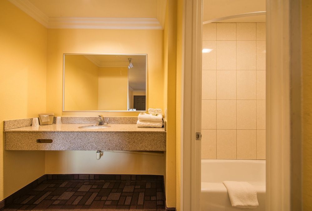 Industry Inn & Suites Standard Double Room, (Non-Smoking/Smoking) 9