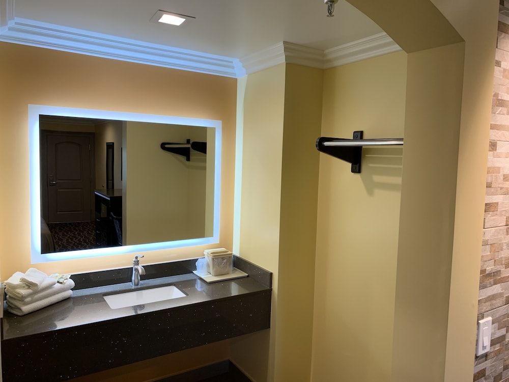 Industry Inn & Suites Deluxe King, Non Smoking 11