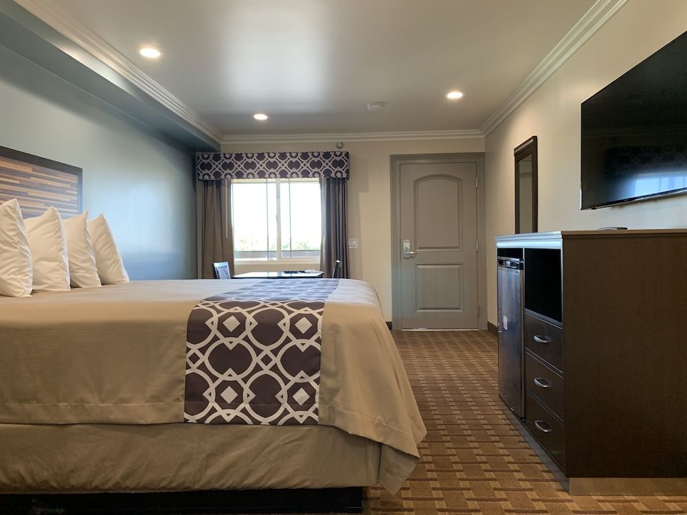 Industry Inn & Suites Deluxe King, Non Smoking 6