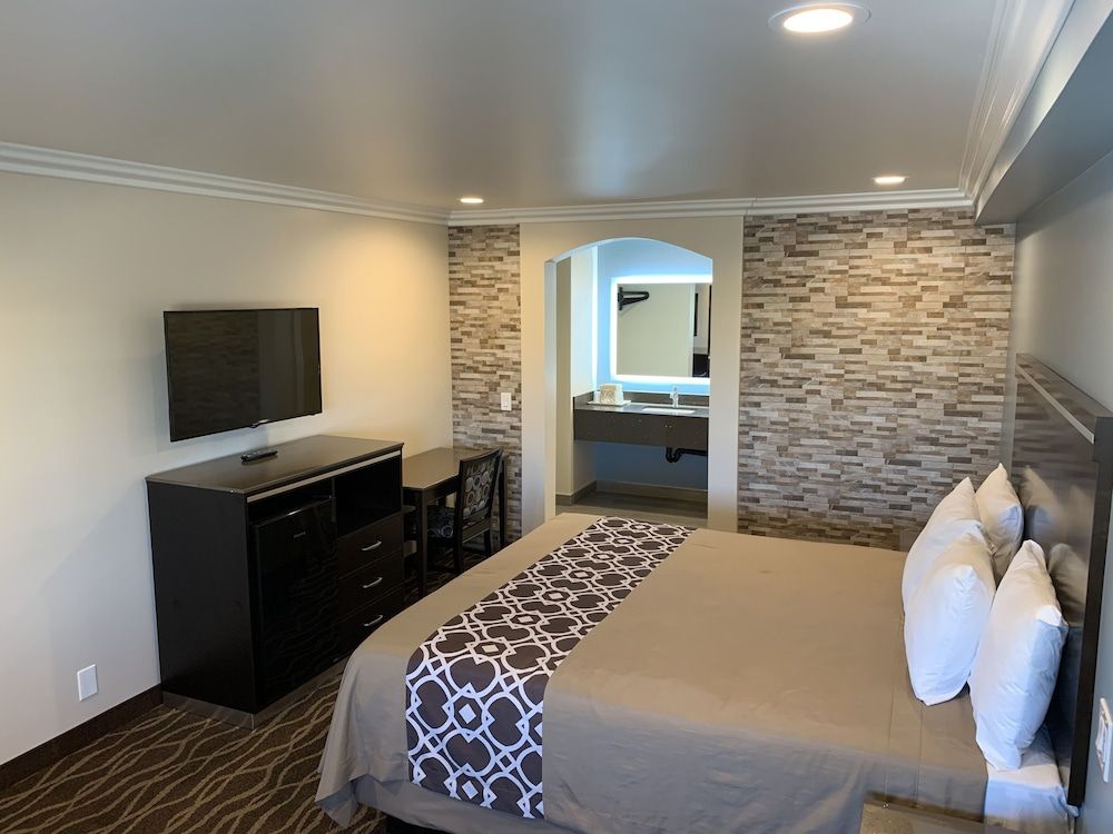 Industry Inn & Suites Deluxe King, Non Smoking