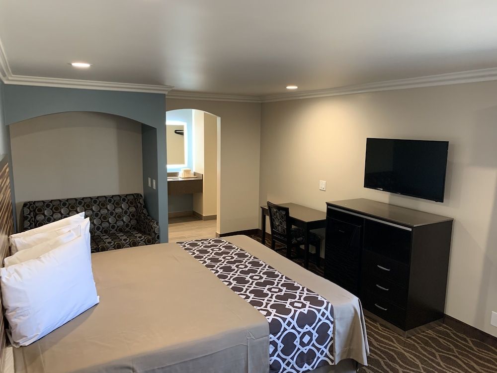 Industry Inn & Suites Deluxe King, Non Smoking 16