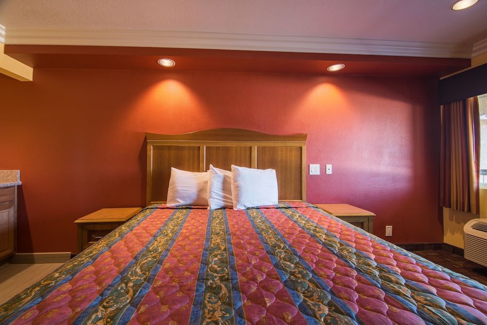 Industry Inn & Suites Standard Room, 1 King Bed, (Non-Smoking/Smoking) 6