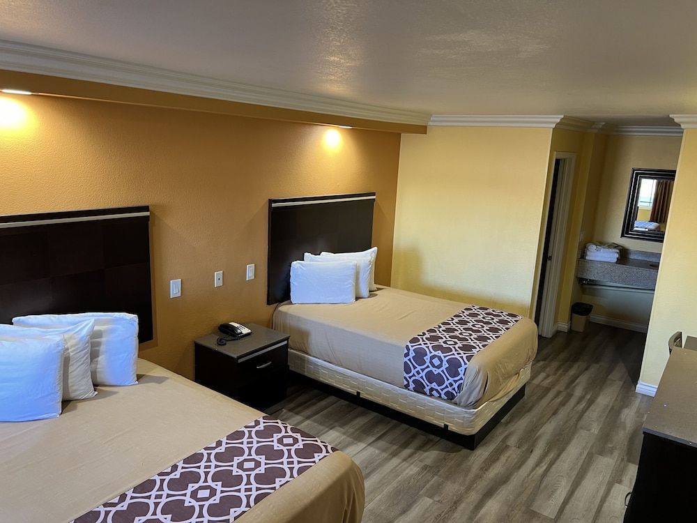 Industry Inn & Suites Standard Double Room, (Non-Smoking/Smoking) 8