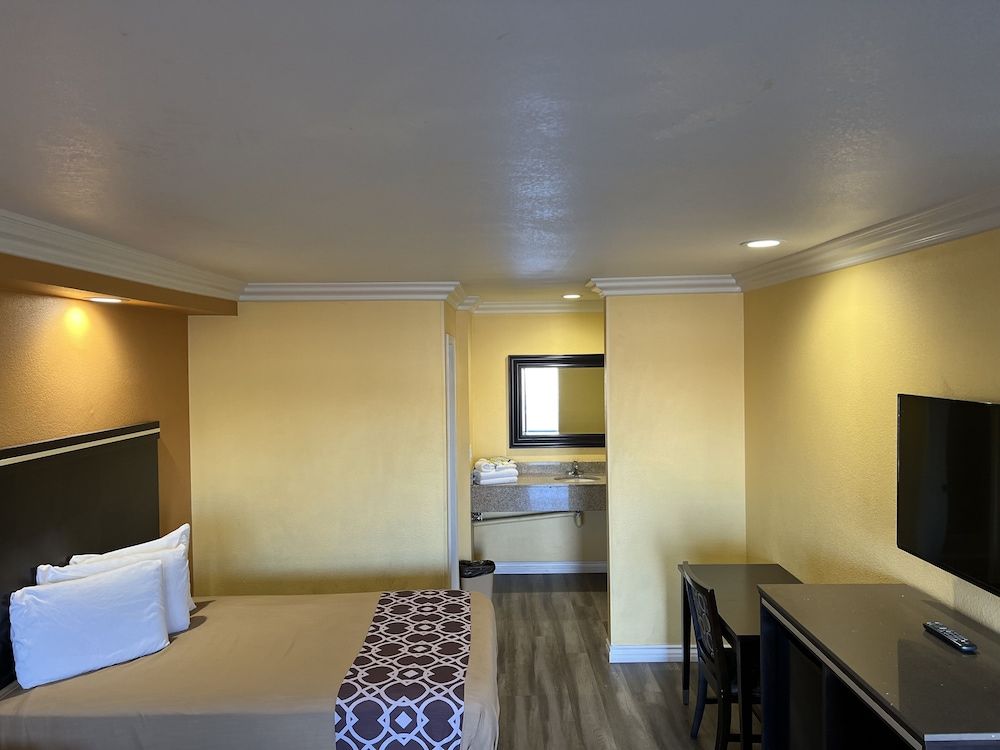 Industry Inn & Suites Standard Double Room, (Non-Smoking/Smoking) 6