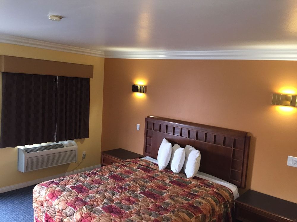 Industry Inn & Suites Standard Room, 1 King Bed, (Non-Smoking/Smoking) 2