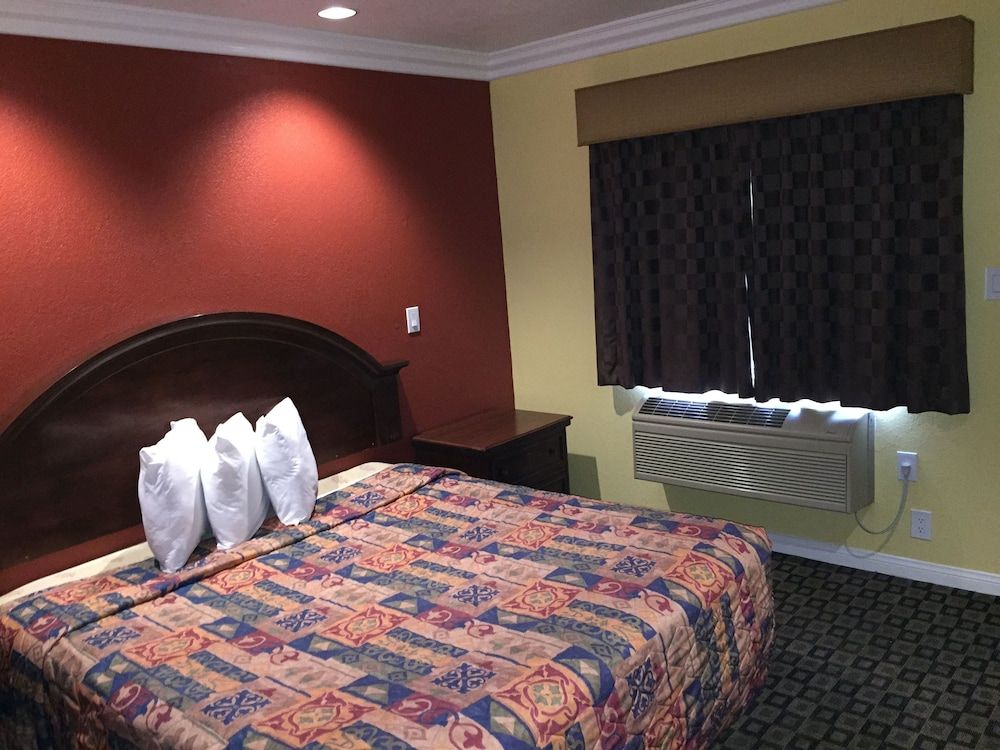 Industry Inn & Suites Standard Room, 1 King Bed, (Non-Smoking/Smoking) 3