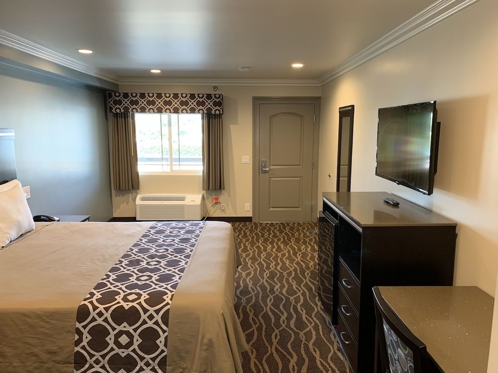 Industry Inn & Suites Deluxe King, Non Smoking 15