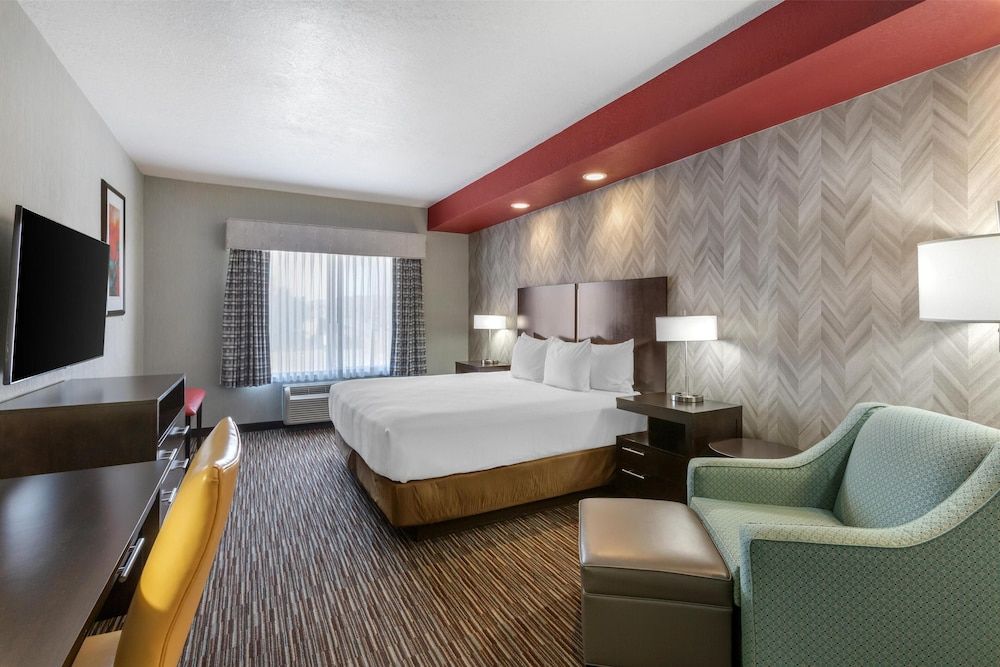 Best Western Plus Gallup Inn & Suites Standard Room, 1 King Bed, Non Smoking, Refrigerator & Microwave 2