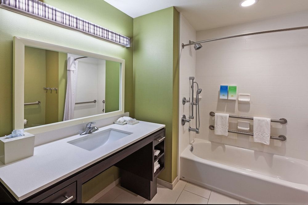 Studio, 1 King Bed, Accessible, Bathtub