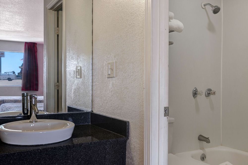 Motel 6 Rolla, MO Deluxe Room, 2 Queen Beds, Non Smoking, Refrigerator & Microwave 7