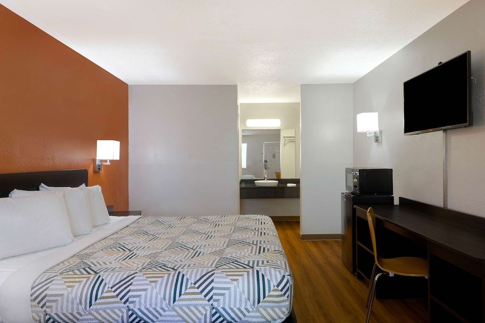 Motel 6 Rolla, MO Deluxe Room, 1 King Bed, Non Smoking, Refrigerator & Microwave 5