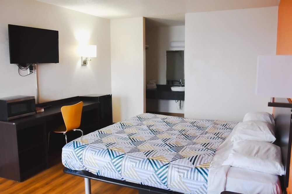 Motel 6 Rolla, MO Deluxe Room, 1 King Bed, Non Smoking, Refrigerator & Microwave 2