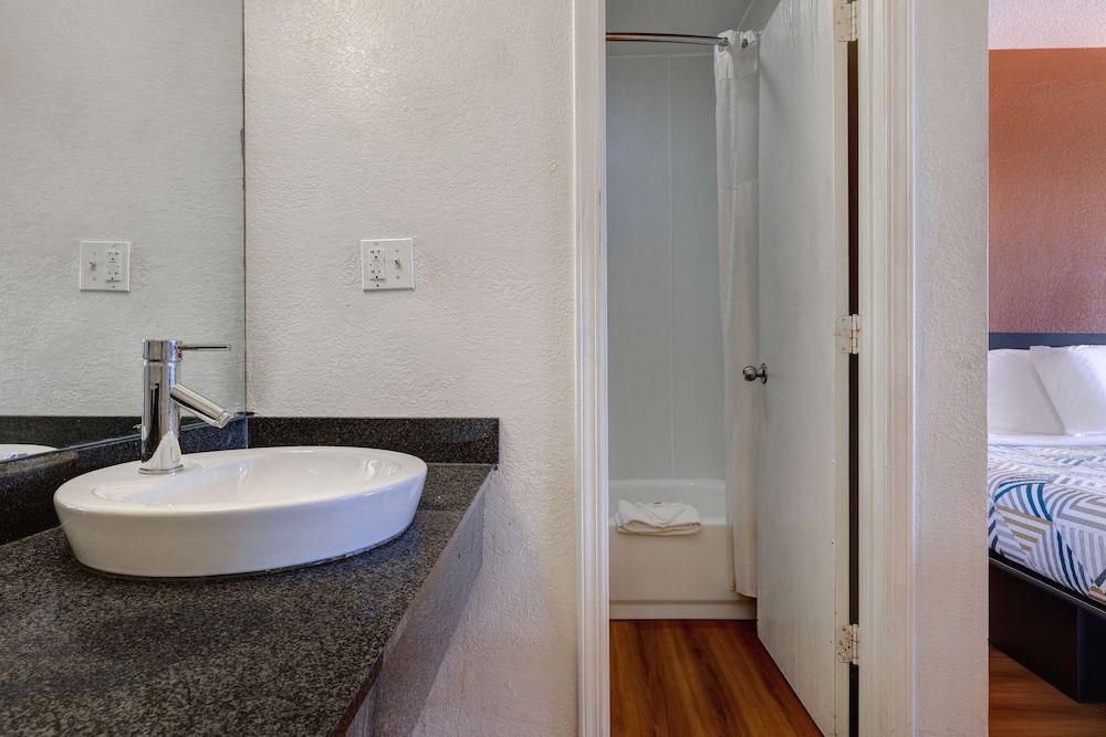 Motel 6 Rolla, MO Deluxe Room, 1 King Bed, Non Smoking, Refrigerator & Microwave 7