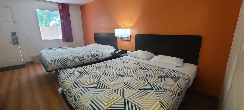 Motel 6 Rolla, MO Deluxe Room, 2 Queen Beds, Non Smoking, Refrigerator & Microwave 3