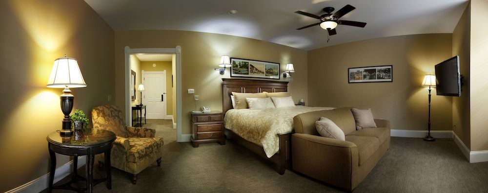 Grant Street Inn Premium Room, 1 King Bed with Sofa bed 3