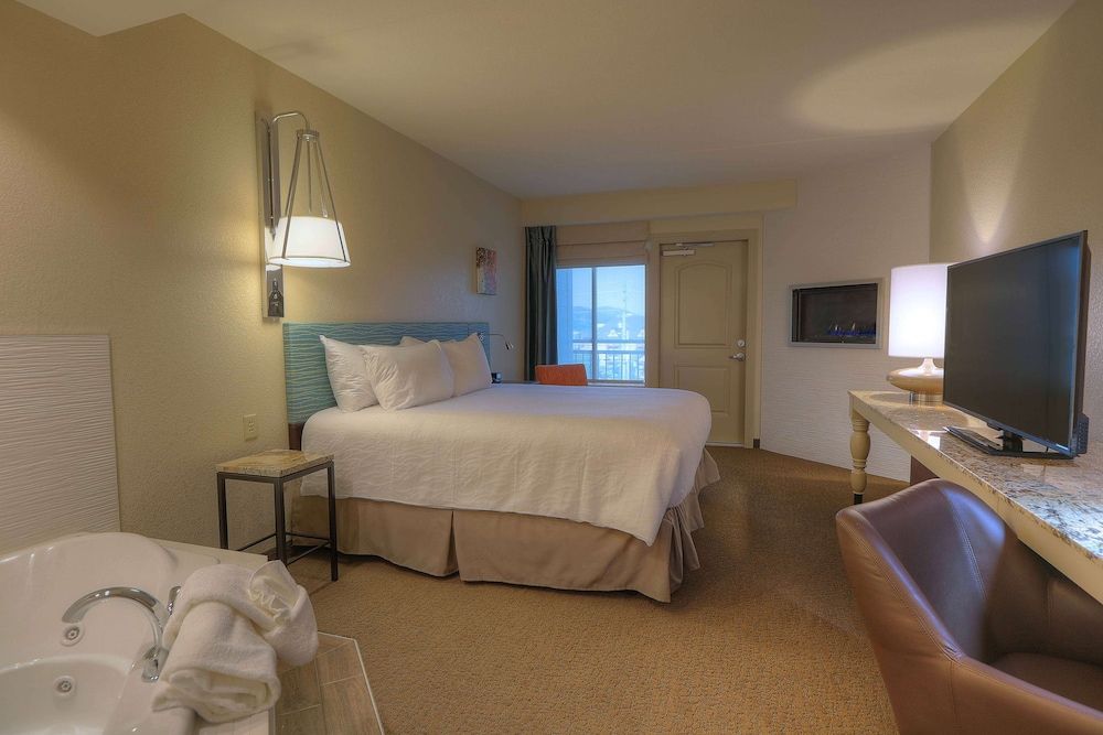 Deluxe Room, 1 King Bed, Fireplace (Balcony)