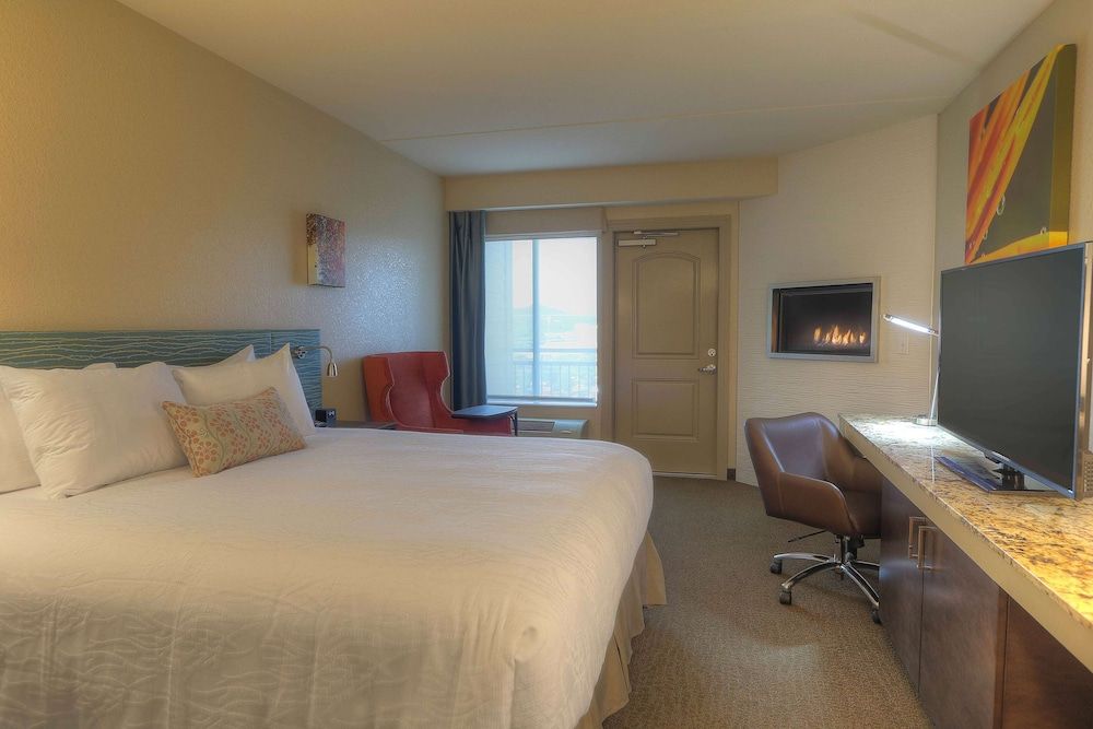 Deluxe Room, 1 King Bed, Fireplace (Balcony)