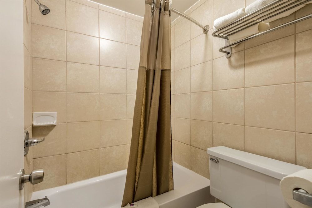 Motel 6 Schenectady, NY Deluxe Room, 1 King Bed, Accessible, Non Smoking 3