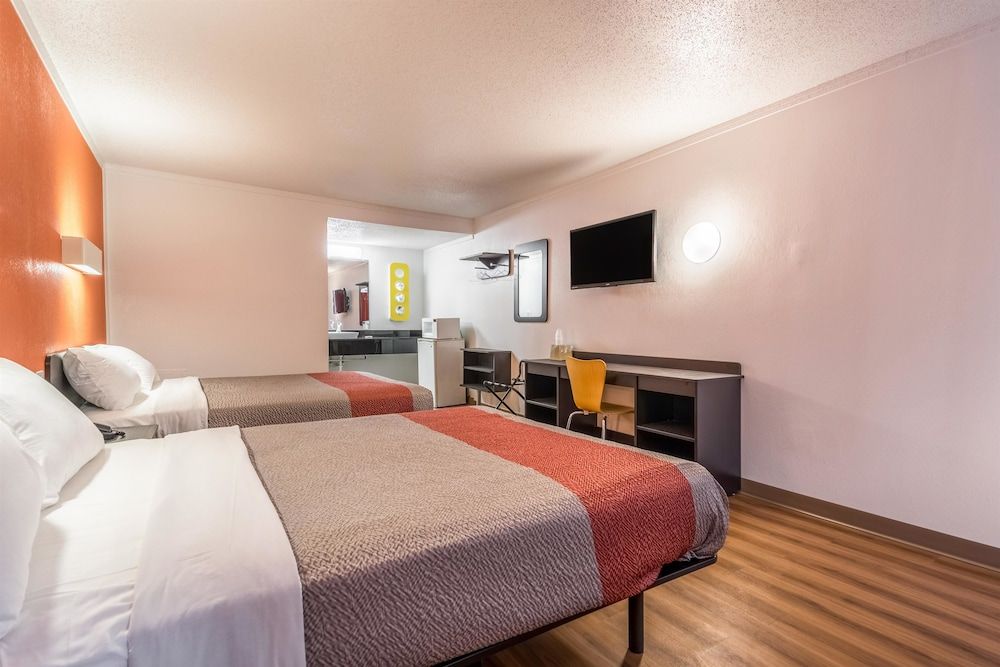 Motel 6 Schenectady, NY Deluxe Room, 2 Queen Beds, Non Smoking, Refrigerator & Microwave 5