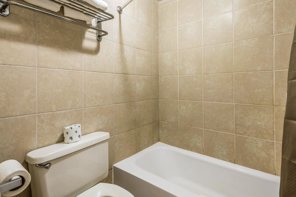 Motel 6 Schenectady, NY Deluxe Room, 2 Queen Beds, Non Smoking, Refrigerator & Microwave 11