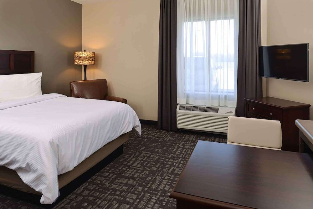 Studio, 1 Queen Bed, Non Smoking, Refrigerator & Microwave
