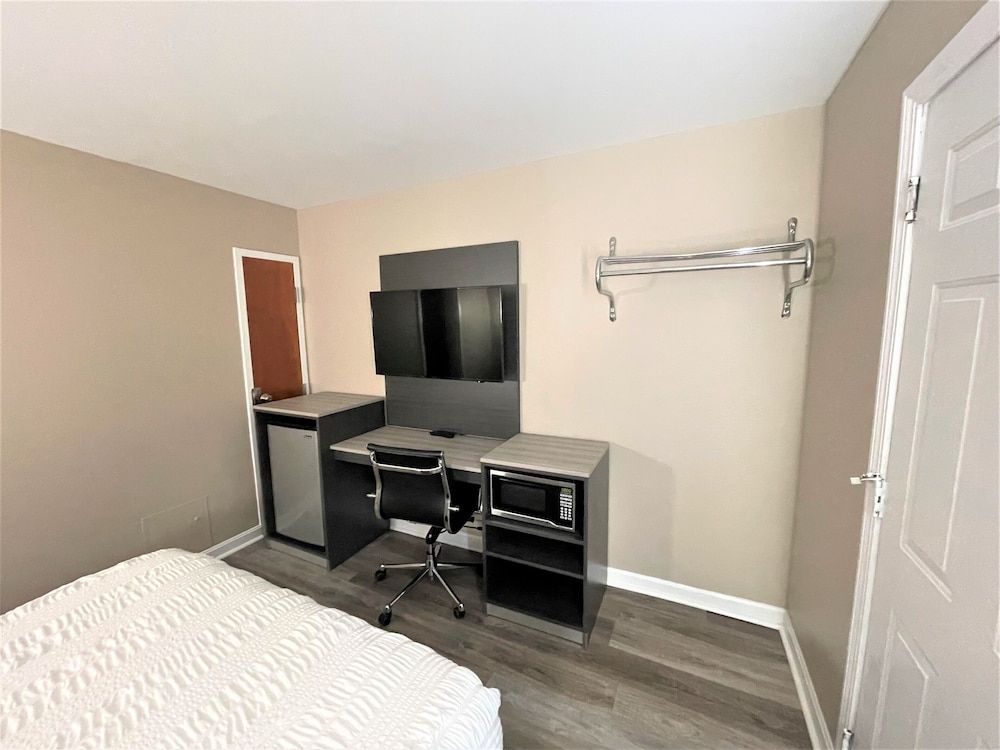 Shangri La Motel Basic Room, 1 Queen Bed, Non Smoking 2