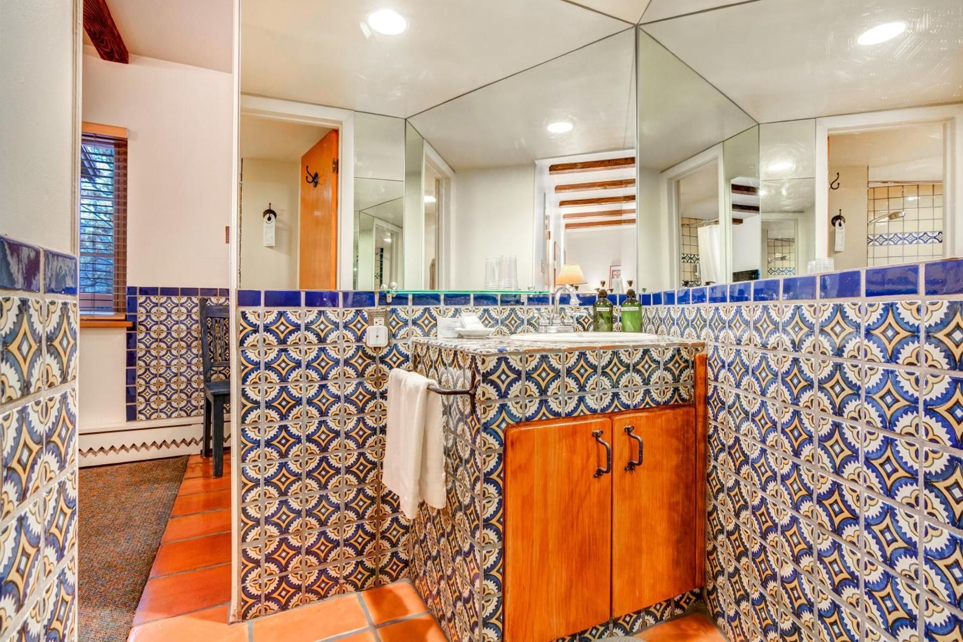Queen Room with Kitchenette - Not Pet Friendly