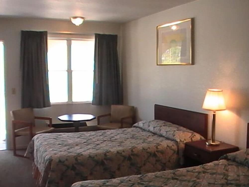 Hometown Inn Galion Room, 2 Double Beds, Non Smoking, Refrigerator & Microwave 2