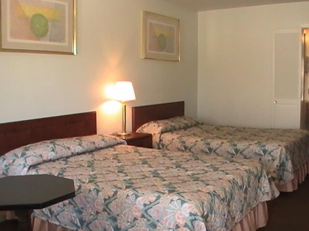 Hometown Inn Galion Room, 2 Double Beds, Non Smoking, Refrigerator & Microwave 3