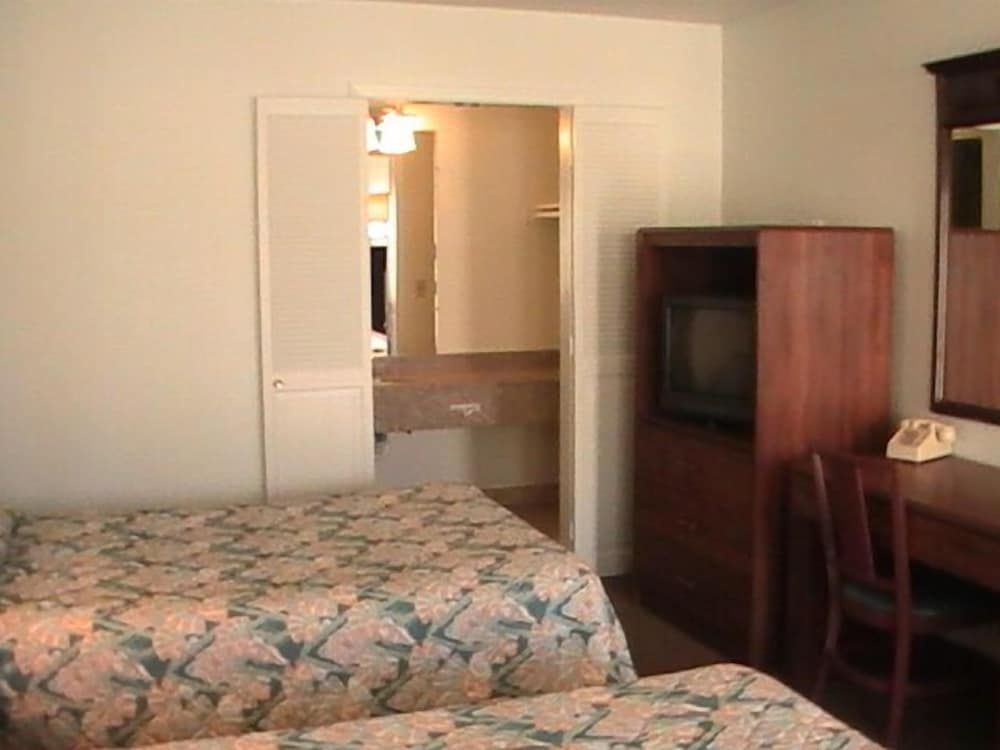 Hometown Inn Galion Room, 2 Double Beds, Non Smoking, Refrigerator & Microwave 4