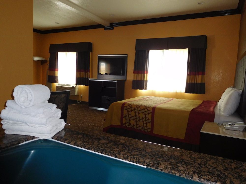 Diamond Inn Room, 2 Queen Beds, Smoking 2