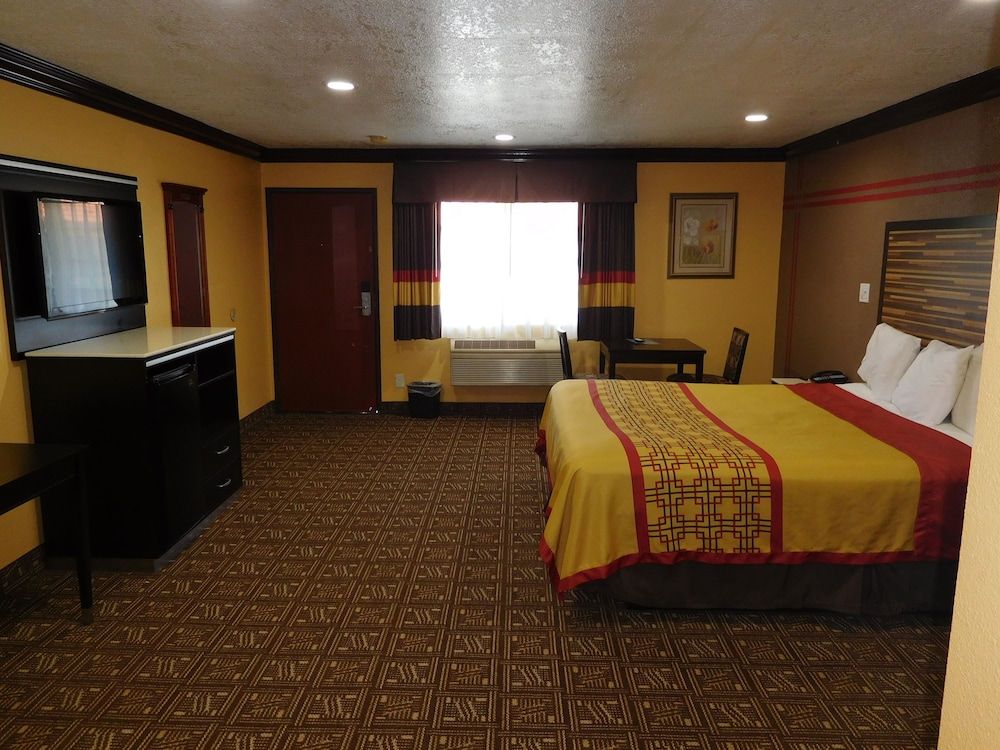 Diamond Inn Room, 1 King Bed, Non Smoking 2