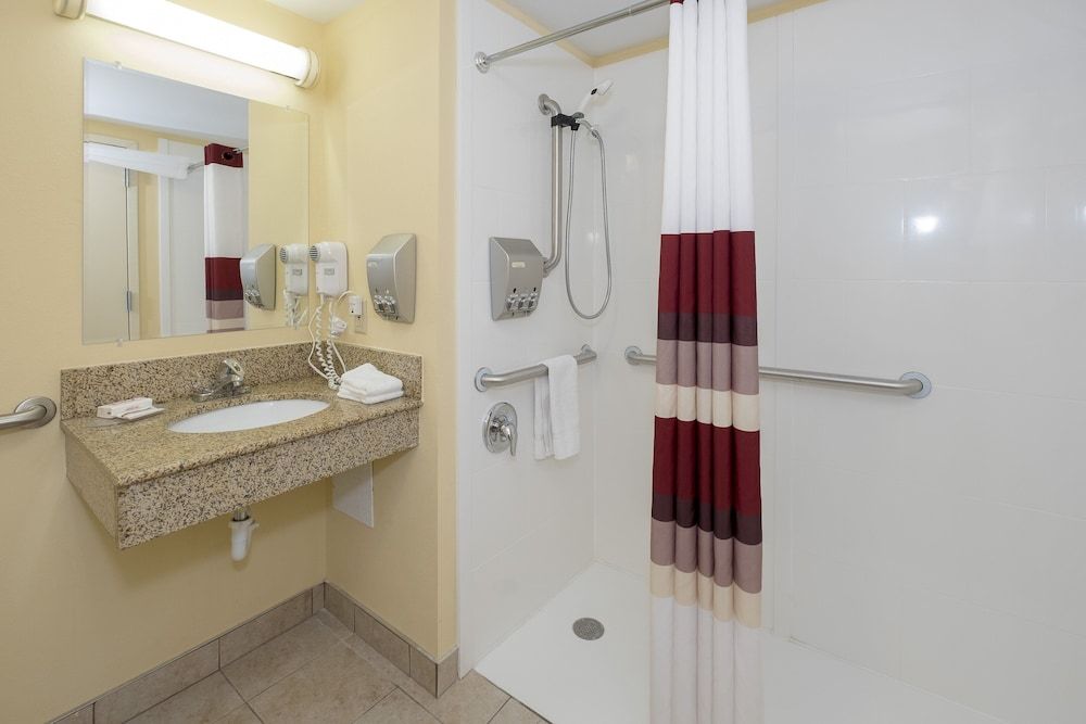 Red Roof Inn Annapolis Superior Room, 1 King Bed, Accessible, Non Smoking (Roll-In Shower) 14