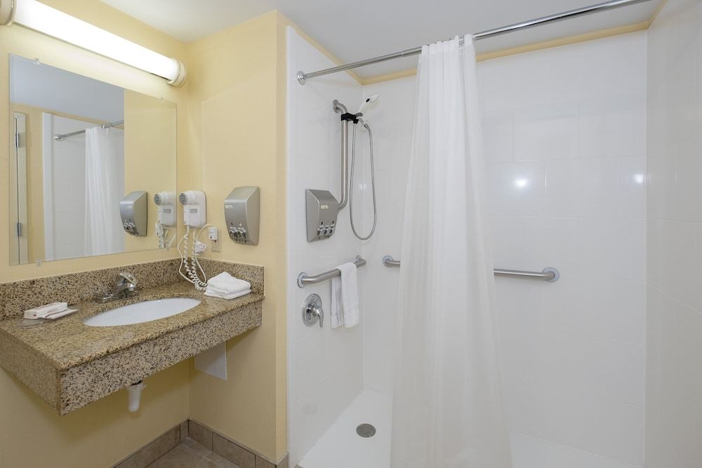 Red Roof Inn Annapolis Superior Room, 1 King Bed, Accessible, Non Smoking (Roll-In Shower) 13