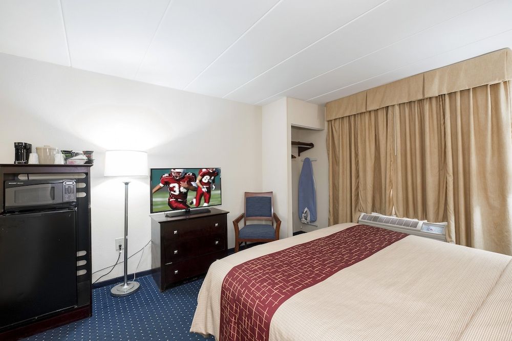 Red Roof Inn Annapolis Superior Room, 1 King Bed, Accessible, Non Smoking (Roll-In Shower) 8