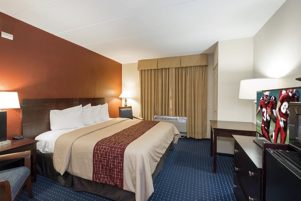 Red Roof Inn Annapolis Superior Room, 1 King Bed, Accessible, Non Smoking (Roll-In Shower) 10