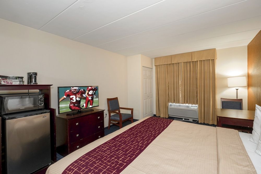 Red Roof Inn Annapolis Superior Room, 1 King Bed, Accessible, Non Smoking (Roll-In Shower) 9