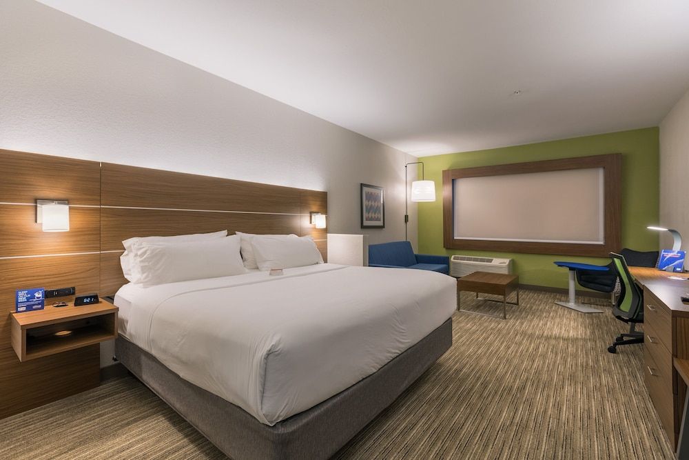 Suite, 1 King Bed, Accessible, Non Smoking (Accessible Tub)
