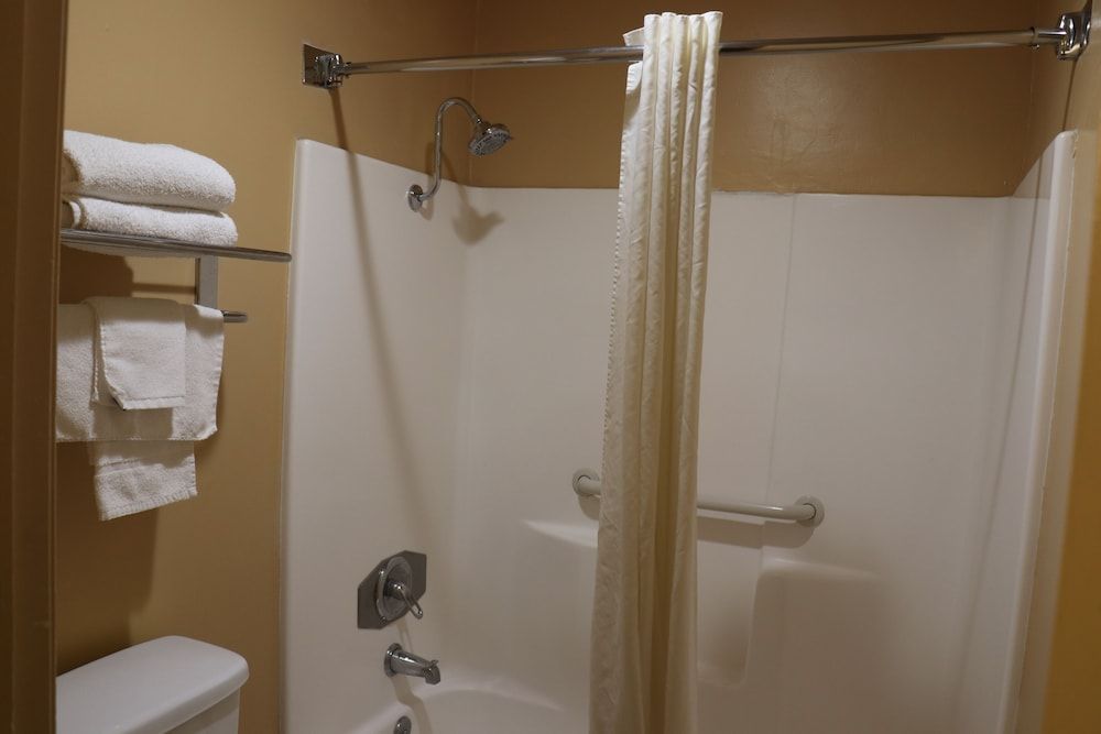 Empire Inn Standard Room, 2 Queen Beds, Smoking, Pet Friendly 4