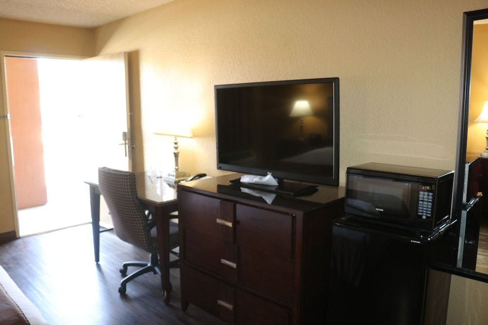 Empire Inn Standard Room, 2 Queen Beds, Smoking, Pet Friendly 5