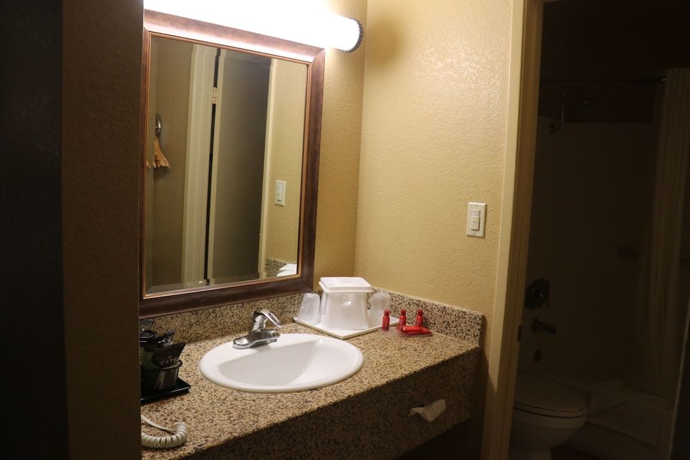 Empire Inn Standard Room, 1 King Bed 3