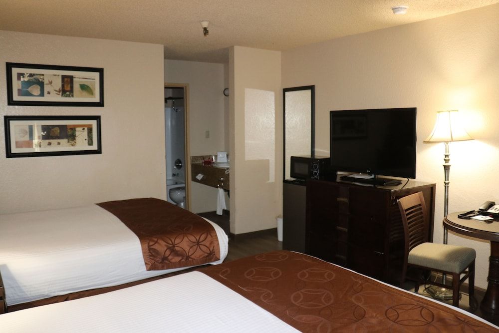 Empire Inn Standard Room, 2 Queen Beds, Smoking, Pet Friendly 2