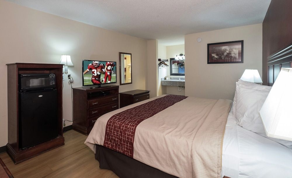 Red Roof Inn Chipley Superior Room, 1 King Bed, Accessible, Non Smoking 6