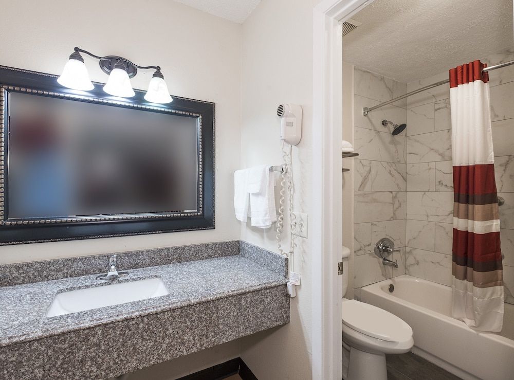 Red Roof Inn Chipley Deluxe Room, 2 Queen Beds, Accessible, Non Smoking 4