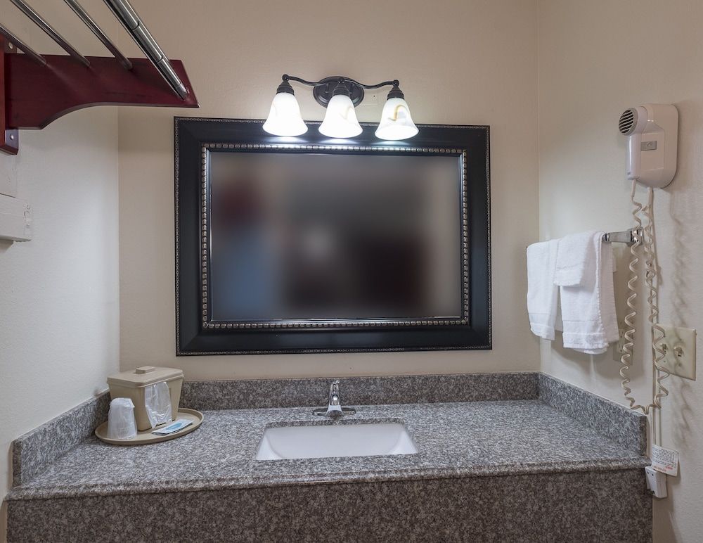 Red Roof Inn Chipley Deluxe Room, 2 Queen Beds, Accessible, Non Smoking 5