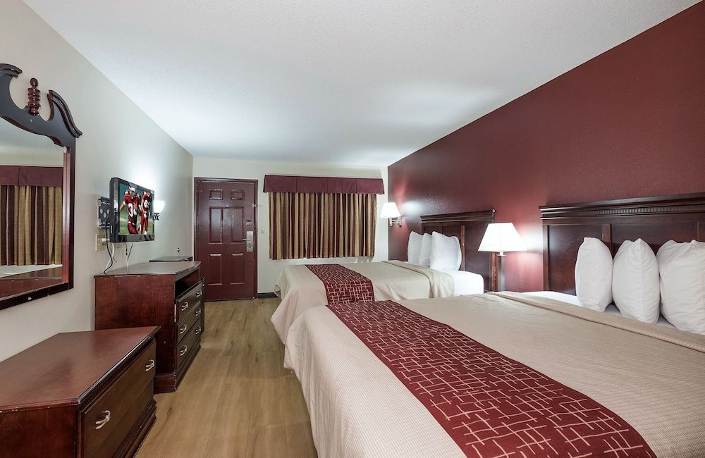 Red Roof Inn Chipley Deluxe Room, 2 Queen Beds, Smoking 3