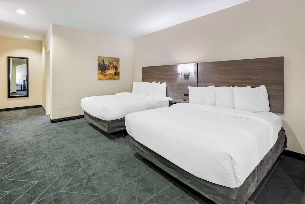 Standard Room, 2 Queen Beds, Bathtub