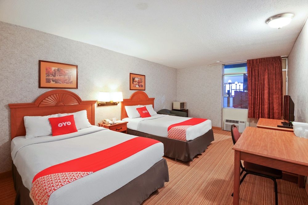 Room, 2 Queen Beds, Pool View
