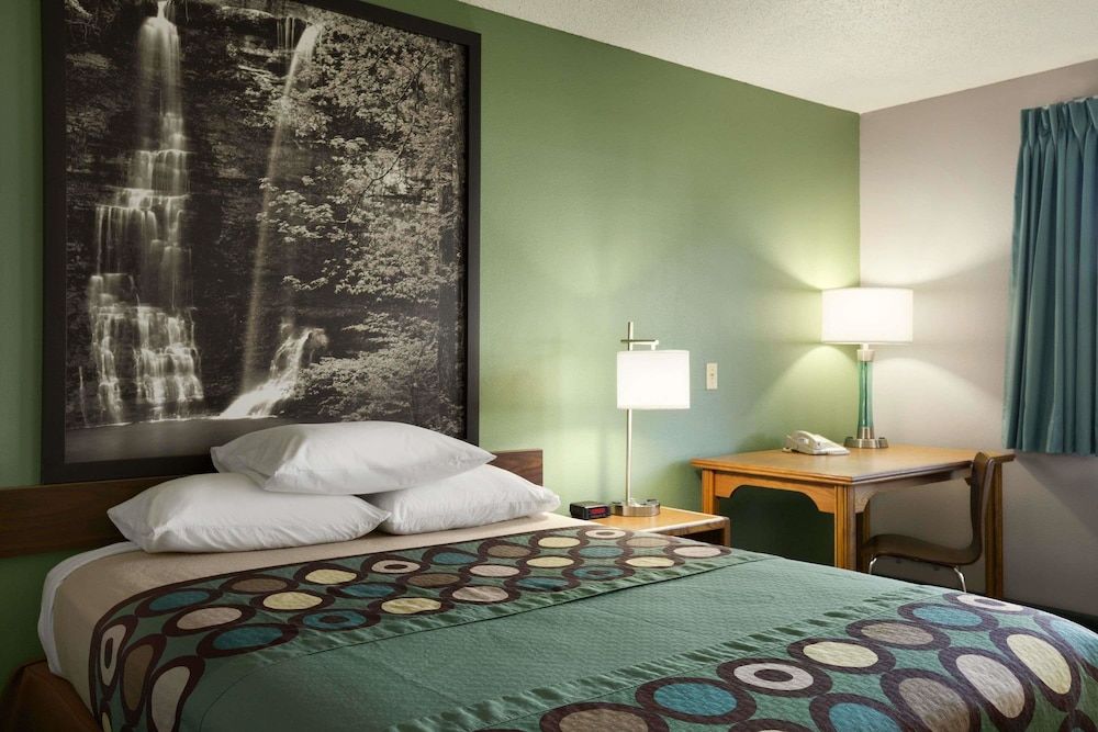 Room, 1 Queen Bed, Refrigerator